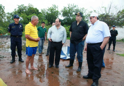 El presidente de la Corte Suprema de Justicia, doctor Antonio Fretes, en compañía del titular de la Seam, Heriberto Osnaghi, y del fiscal adjunto Jorge Sosa, conversando con uno de los propietarios de un establecimiento intervenido.