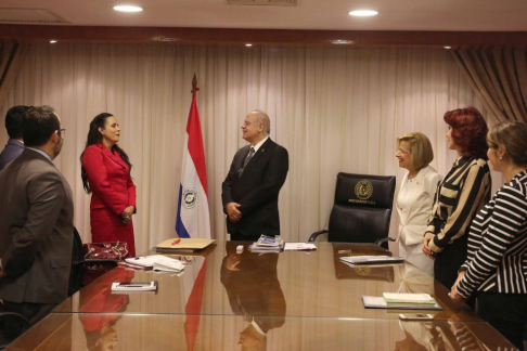 Esta mañana el presidente la máxima instancia judicial, doctor Luis María Benítez Riera, recibió a los doctores Carlos Izaguirre y Fernanda Castro, magistrados del mencionado país, acompañados de Andrés Vázquez, representante de IDLO.