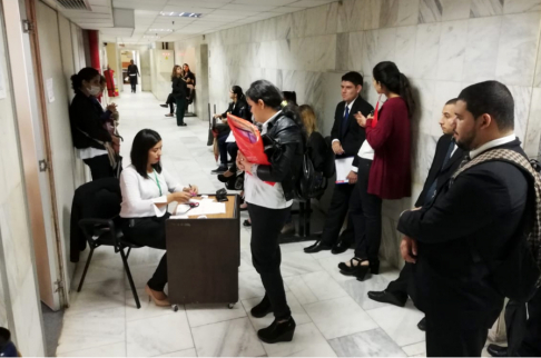Postulantes presentan carpeta para cargos en vacancia.