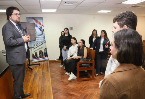 Alumnos de la Universidad Americana visitaron el Palacio de Justicia de Asunción.