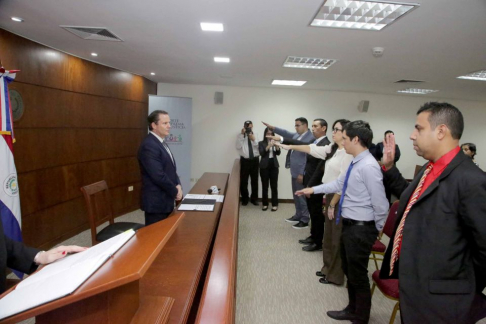 Presidente de la Corte Suprema tomó juramento a ciudadanos naturalizados.