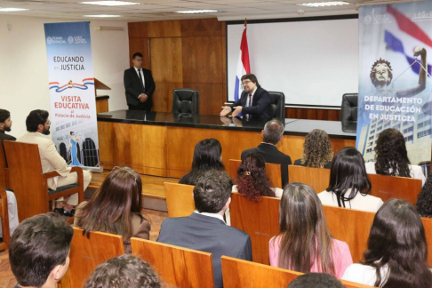 Alumnos de Derecho de la Universidad Estadual de Mato Grosso do Sul (Brasil) visitaron el Palacio de Justicia de Asunción.