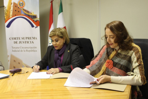 Firma de convenio interinstitucional entre la ministra de la Corte Suprema de Justicia Gladys Ester Bareiro de Módica y la rectora de la Universidad Autónoma de Encarnación, doctora Nadia Czeraniuk.