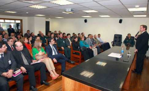 El doctor Alberto Martínez Simón, en la exposición realizada durante la visita de los cursantes del IAEE.