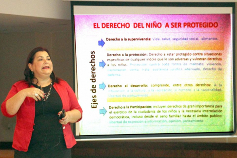 Magíster Rosa Beatriz Yambay Giret, disertando sobre “Medidas Cautelares en la Jurisdicción de la Niñez y Adolescencia”.