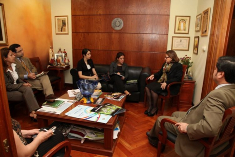 Durante la visita de la directora adjunta de Comunicaciones Interactivas de USAID, Laura Rodríguez