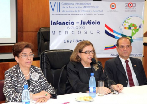 La doctora Irma Alfonso, la ministra de la Corte Suprema de Justicia Alicia Pucheta de Correa y el doctor Waldir Servín durante la conferencia de prensa
