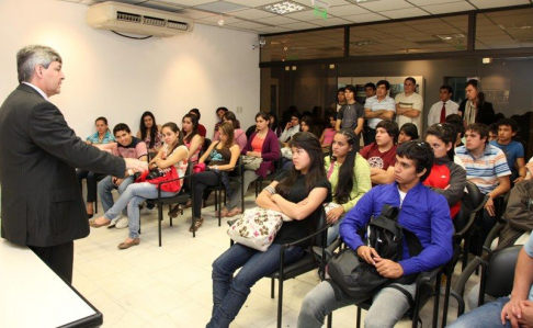 El director del Museo de la Justicia, doctor José Agustín Fernández durante su charla a los estudiantes de Ciudad del Este