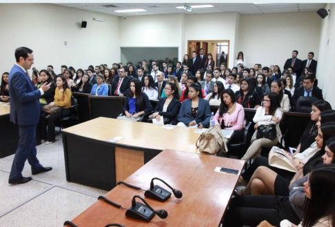 El magistrado Guillermo Trovato, juez de Primera Instancia de la Niñez y de la Adolescencia, ilustró primeramente sobre el funcionamiento del Poder Judicial.