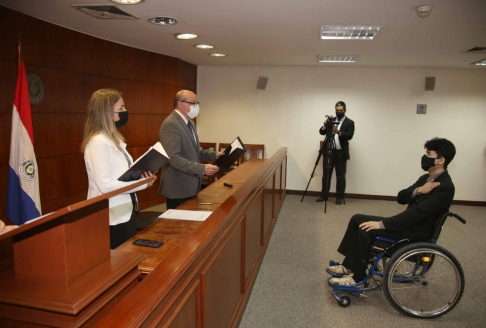 Presidente de la Corte tomó juramento a naturalizado.