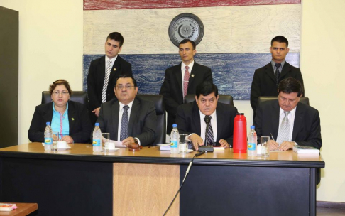 El presidente del Tribunal de Sentencia, juez Ramón Trinidad, informando a las partes de la suspensión del juicio.