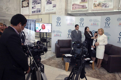 La presidenta de la Corte Suprema de Justicia, doctora Alicia Pucheta, realizando una entrevista para TV Justicia por la Semana Nacional de la Integridad Judicial.