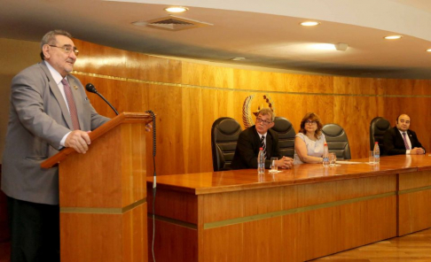 El ministro Antonio Fretes brindando unas palabras en la entrega de certificados a los funcionarios del Poder Judicial. 