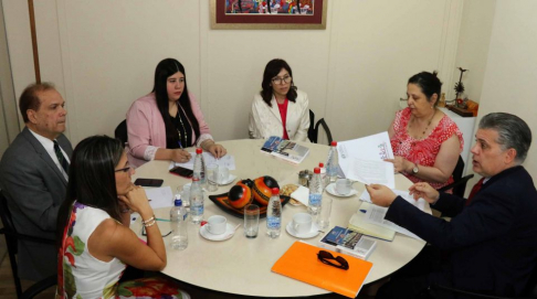 Reunión de magistrados con analista internacional.