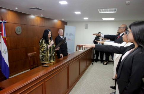La vicepresidenta primera, doctora Carolina Llanes Ocampos y el ministro doctor, Luis María Benítez Riera, tomaron juramento de rigor a magistrados y agentes fiscales.