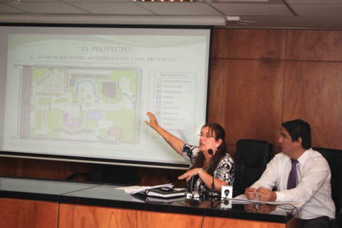La arquitecta Reinelia Orrego explicando a los vecinos el proyecto de remodelación de la plaza.