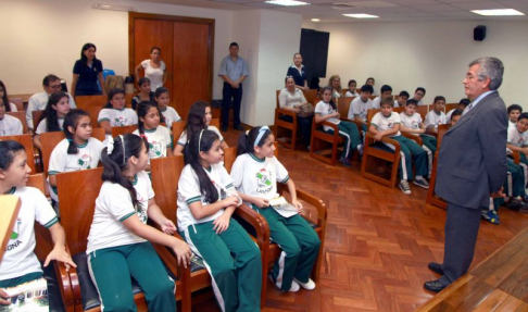 El defensor público abogado Carlos Flores conversando con los alumnos.