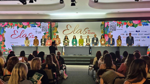 Ministra Carolina Llanes recibió reconocimiento en congreso internacional “Mujeres en el Derecho” .