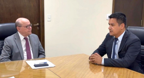 El ministro de la Corte Suprema de Justicia y superintendente de la Circunscripción Judicial de Alto Paraná, doctor César Diesel, dialogando con el intendente municipal de Juan León Mallorquín, Elvio Coronel.