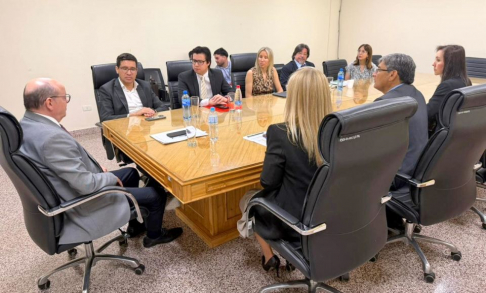 El ministro de la Corte Suprema de Justicia y superintendente de la Circunscripción Judicial de Alto Paraná, doctor César Diesel Junghanns, en audiencia con autoridades departamentales y municipales de la región.