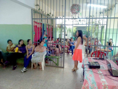 La charla fue realizada a las internas del penal de Encarnación sobre inteligencia emocional y autoestima.