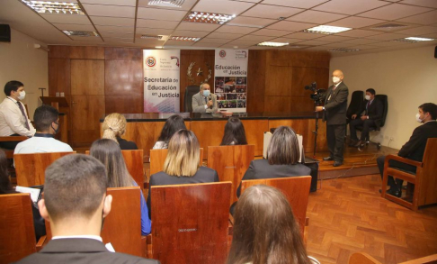 Charla de educando en justicia con universitarios.