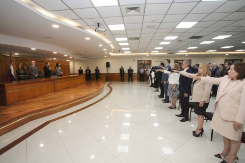 Autoridades judiciales tomaron juramento a magistrados, agentes fiscales y una defensora.