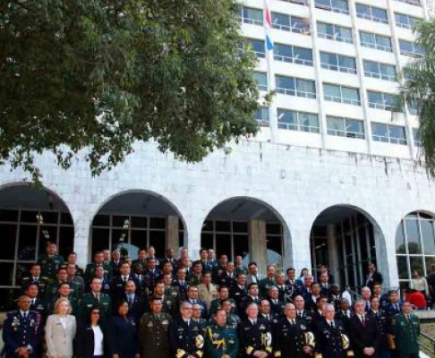 La delegación estuvo encabezada por el director del Colegio, almirante Jeffrey A. Lemmons, y el vicedirector, almirante Fernando Figueredo.