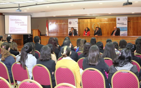 Autoridades judiciales conversaron con futuros abogados de la UNA.