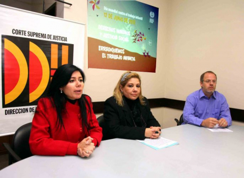 Doctora Nury Montiel, responsable de la Dirección de Derechos Humanos; la directora de la CONAETI, Elena García y Bernardo Puente de la OIT durante la conferencia de prensa sobre la erradicación del trabajo infantil.