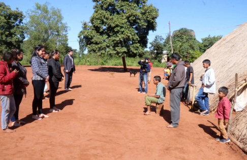 La jueza de la niñez y adolescencia, Liz Carolina Goncalvez, acompañada de representantes de la Secretaría de Educación en Justicia, visitaron comunidad de originarios en Itaguazú.