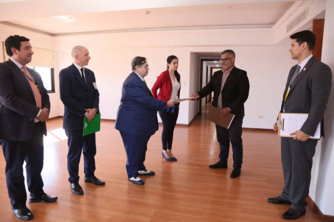 El juez de Ejecución Penal, Carlos Mendoza, hace entrega de las llavaes del inmueble a la Senabico.
