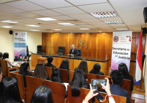 Alumnos de Caacupé dialogaron con el camarista Emiliano Rolón.