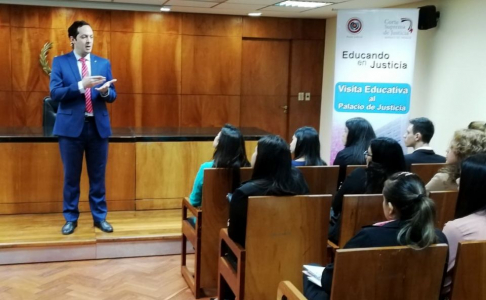 El juez de la Niñez y de la Adolescencia el doctor Guillermo Trovato dialogó con los estudiantes de Uninorte