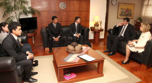 La presidenta en reunión con estudiantes universitarios.