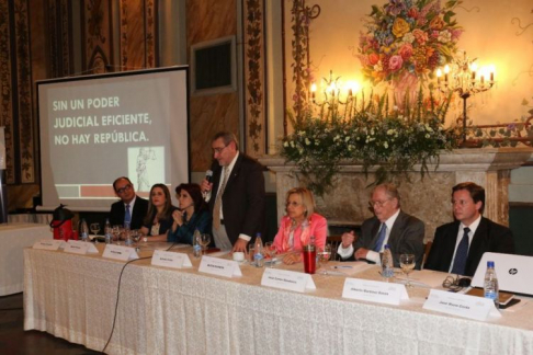 Autoridades judiciales presentes en el segundo conversatorio Diálogos para una mejor justicia.