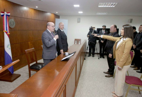 El titular de la Corte Suprema de Justicia, doctor César M. Diesel Junghanns y el ministro doctor Luis María Benítez Riera tomaron juramento de rigor a los magistrados.