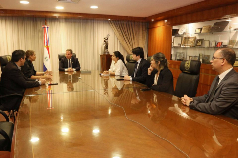 El presidente de la CSJ, doctor Alberto Martínez Simón, mantuvo una reunión técnica con la presidenta de la Compañía Paraguaya de Comunicaciones (COPACO S.A.), Natalia Borgognon, y el gerente comercial de la empresa estatal, Gilles Gilles Demars.