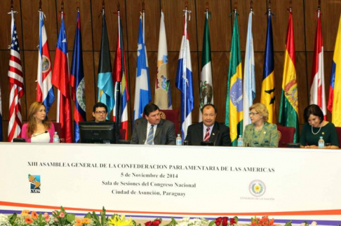 La doctora Gladys Bareiro de Módica, entre las autoridades en la apertura de la XIII Asamblea de la Confederación Parlamentaria de las Américas.