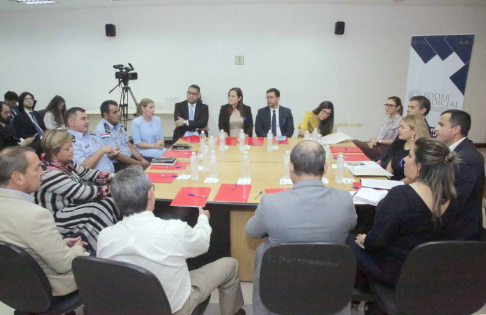 Reunión interinstitucional entre miembros del Consejo de Administración de la Circunscripción Judicial de Central, jueces de Ejecución Penal, jueces Penales de Garantías y representantes de la Policía Nacional.