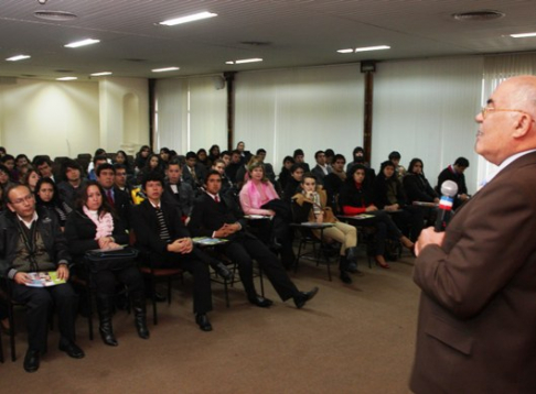 Jóvenes universitarios dialogaron con el ministro Sindulfo Blanco sobre el funcionamiento de la Justicia
