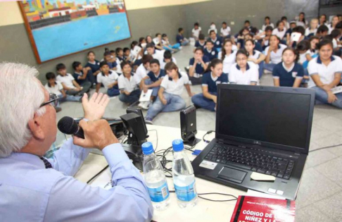 El juez Crescencio Páez durante su charla a los alumnos del Colegio Presidente Franco