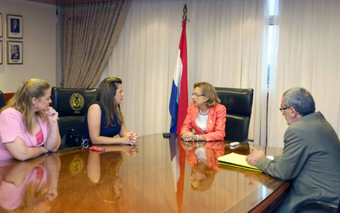 Momento de la reunión entre la titular de la Corte, Alicia Pucheta de Correa,  el director de la Oficina de Transparencia, José María Costa y las abogadas Kattya González y Esther Roa