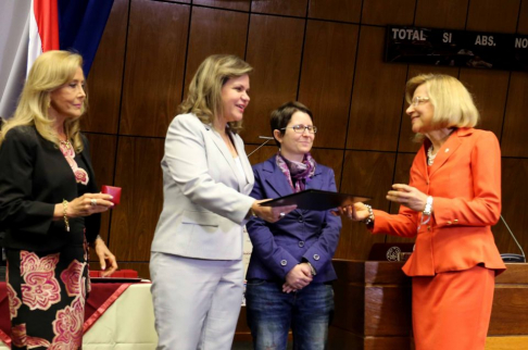 La senadora Lilian Samaniego entregó la plaqueta de reconocimiento a la titular de la Corte, doctora Alicia Pucheta de Correa.