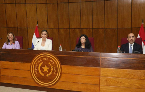 Ministra Llanes presente en acto de reconocimiento por el Día Internacional de la Mujer.