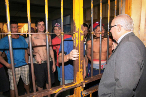El doctor Bajac aprovechó para hablar con los internos del lugar.