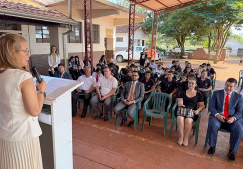 Durante el acto inaugural en la Escuela Básica Santa Catalina, la doctora Bertha Ávalos destacó la importancia de promover la educación cívica y el conocimiento de los derechos y deberes ciudadanos desde temprana edad.