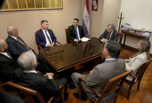 El doctor Eugenio Jiménez Rolón, ministro de la Corte Suprema de Justicia y superintendente de la Circunscripción Judicial de Concepción, mantuvo una mesa de diálogo institucional con representantes de gremios de abogados de dicha jurisdicción.