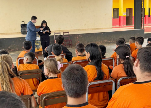 El coordinador del programa, magíster Aldo Ávalos, explicó a los alumnos y docentes, de manera sencilla, cómo funciona la administración de justicia. 