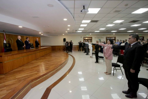  Autoridades judiciales tomaron juramento a magistrados, fiscal, defensores y síndico